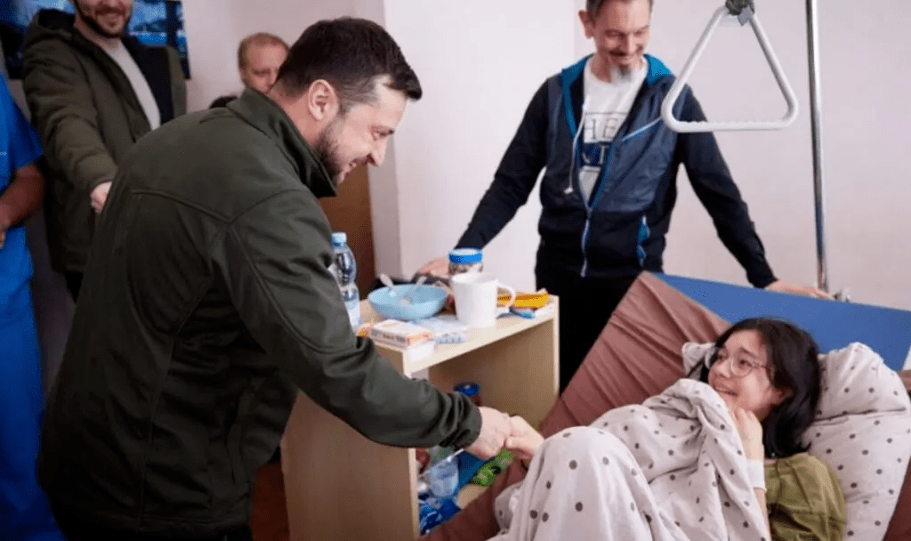 Зеленский посетил в больнице украинцев, пострадавших в результате агрессии РФ / Скриншот с видео Зеленский посетил в больнице украинцев, пострадавших в результате агрессии РФ / Скриншот с видео