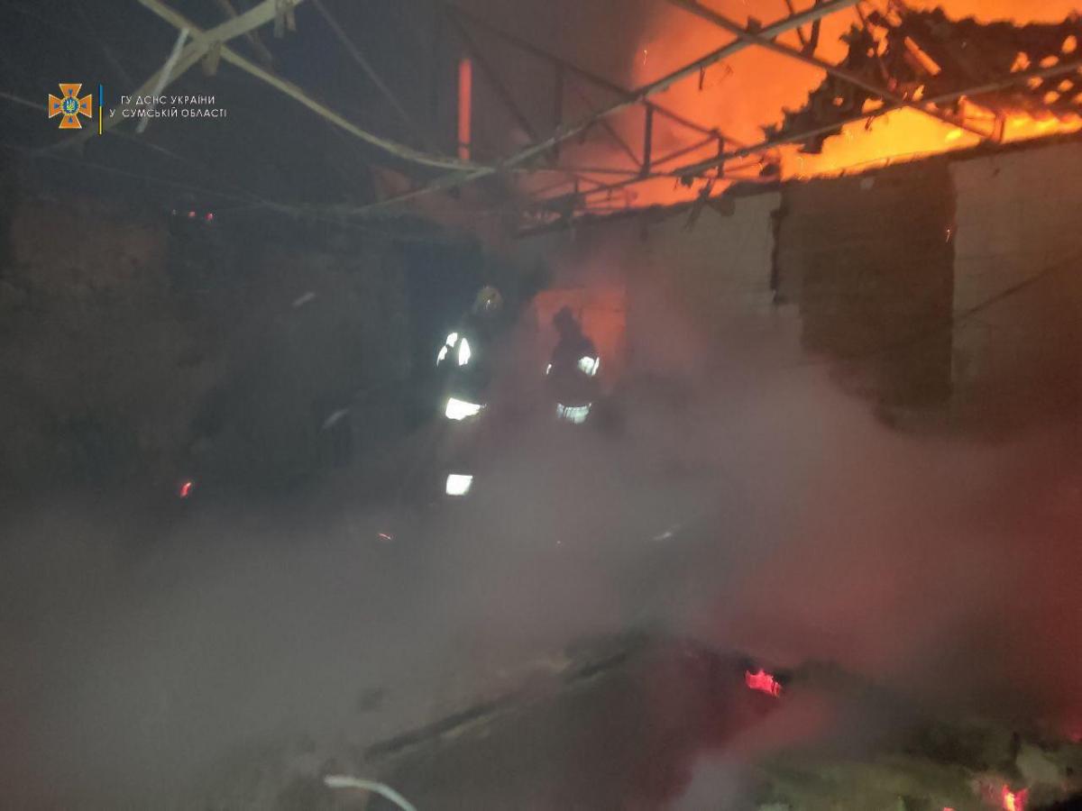 У Сумській області рятувальники ДСНС ліквідували загоряння через артобстріл / Фото - ДСНС, t.me У Сумській області рятувальники ДСНС ліквідували загоряння через артобстріл / Фото - ДСНС, t.me