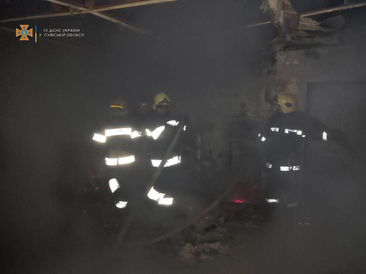 У Сумській області рятувальники ДСНС ліквідували загоряння через артобстріл / Фото - ДСНС, t.me У Сумській області рятувальники ДСНС ліквідували загоряння через артобстріл / Фото - ДСНС, t.me