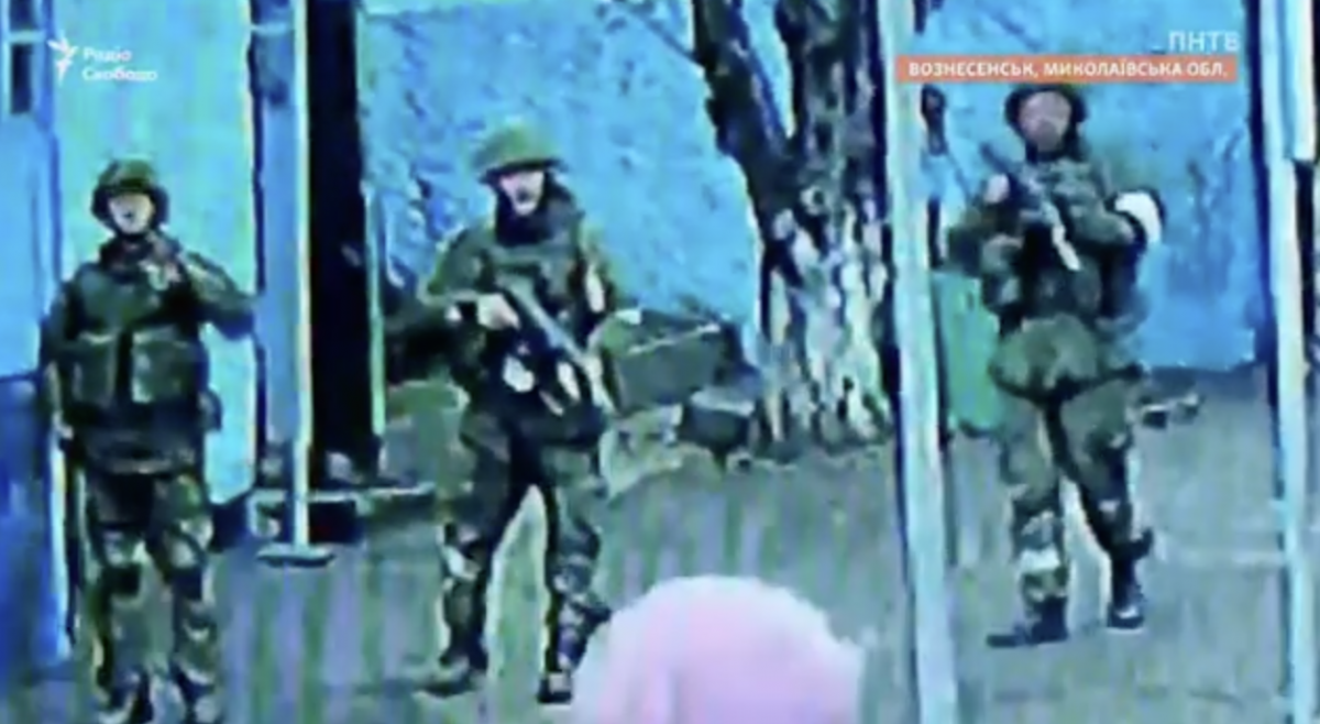 Окупанти хотіли увійти у двір / Скріншот Окупанти хотіли увійти у двір / Скріншот