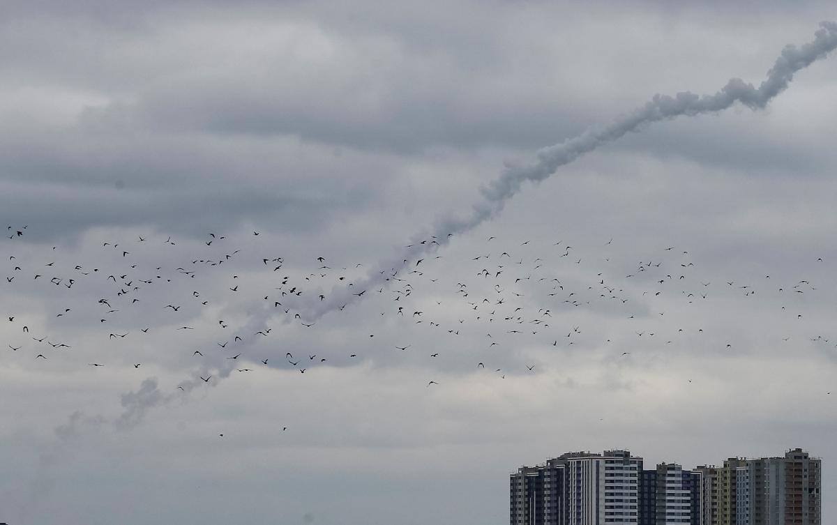Россияне запускают ракеты несколькими волнами / фото REUTERS