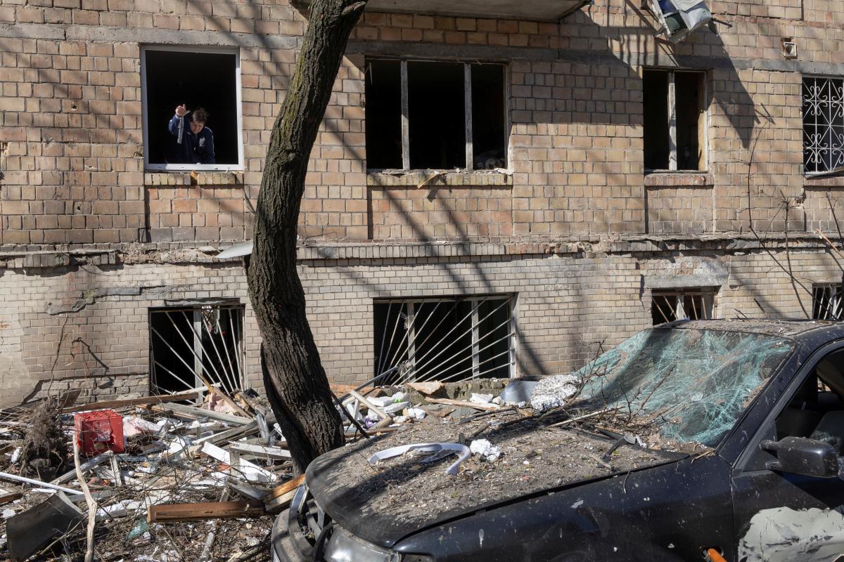 В Киеве более 70 жилых домов повреждены в результате обстрелов / фото REUTERS В Киеве более 70 жилых домов повреждены в результате обстрелов / фото REUTERS