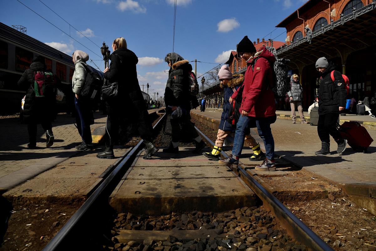 Українці масові тікають від війни закордон / фото REUTERS