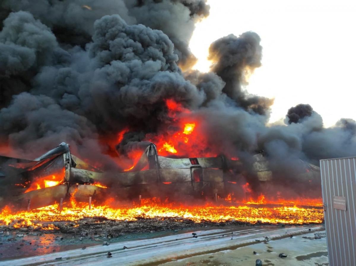 У Сумах після російського артобстрілу загорілися склади з лакофарбовою продукцією / фото REUTERS