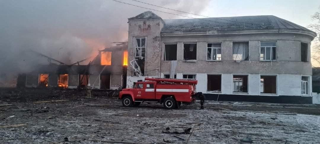 Разрушенная школа в результате авиаудара на Харьковщине / фото REUTERS