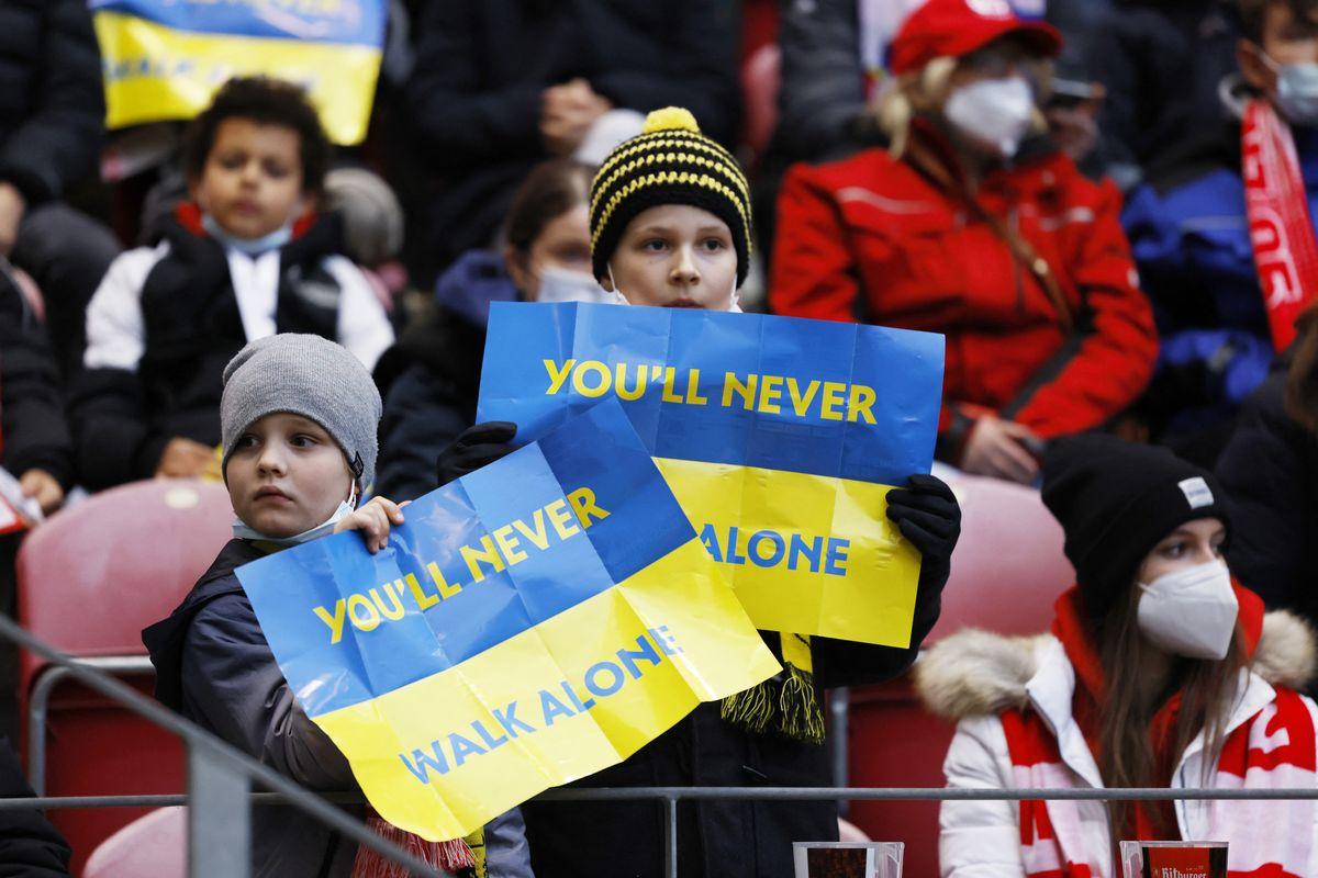 Футбольные болельщики поддерживают Украину / фото REUTERS