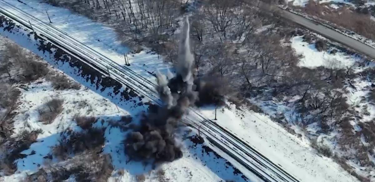 Українські військові зруйнували залізничну дорогу на кордоні з РФ / скріншот Українські військові зруйнували залізничну дорогу на кордоні з РФ / скріншот