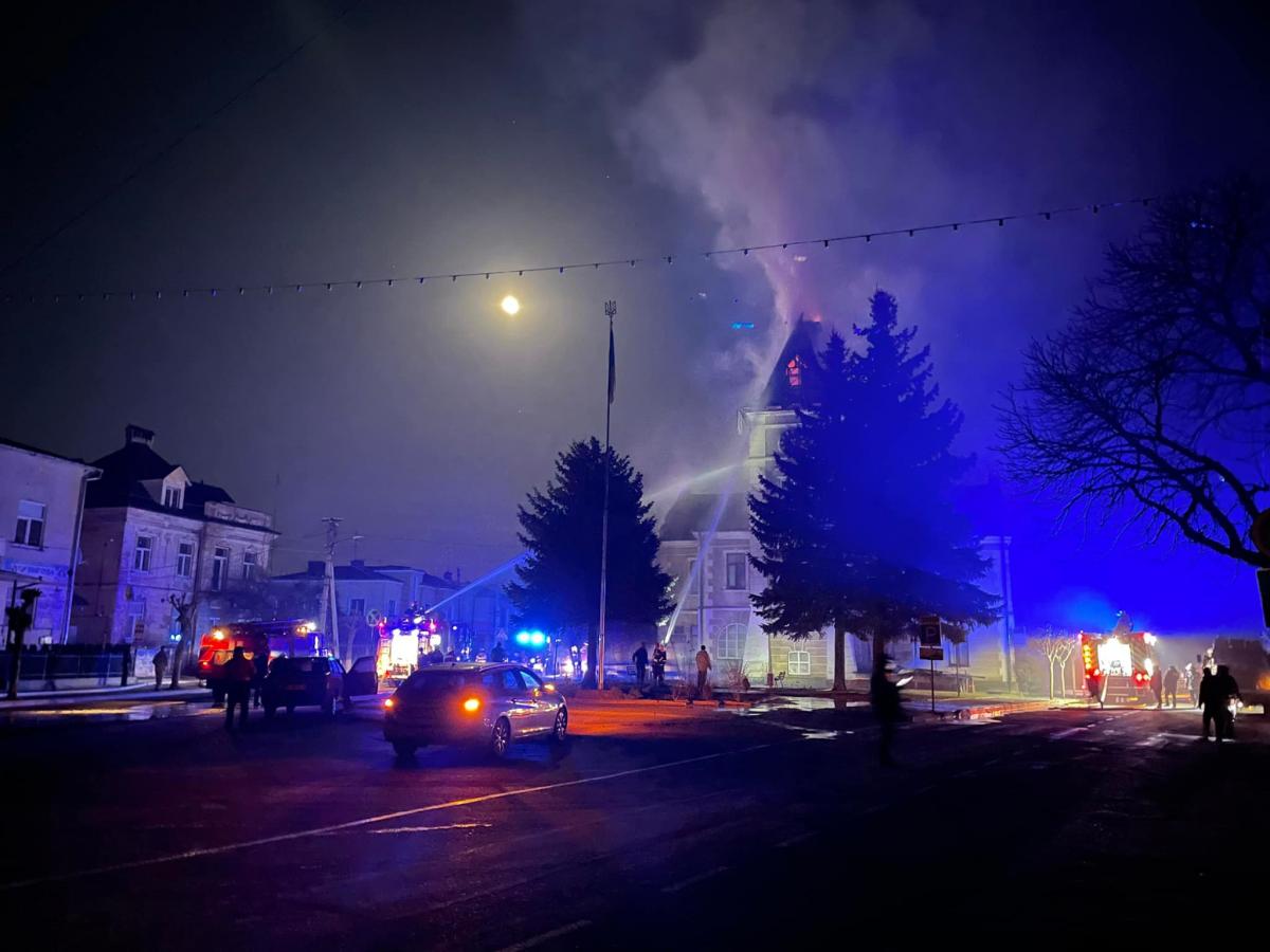 Пожежа в Ратуші, місто Кам'янка-Бузька / Фото - facebook.com/kambuzkamr Пожежа в Ратуші, місто Кам'янка-Бузька / Фото - facebook.com/kambuzkamr
