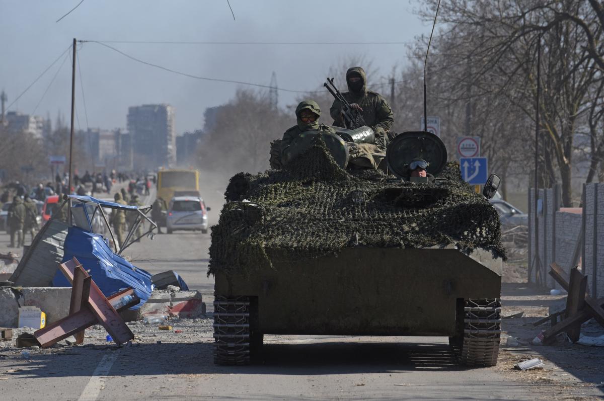 Российские войска продолжают удерживать гуманитарный конвой / фото REUTERS