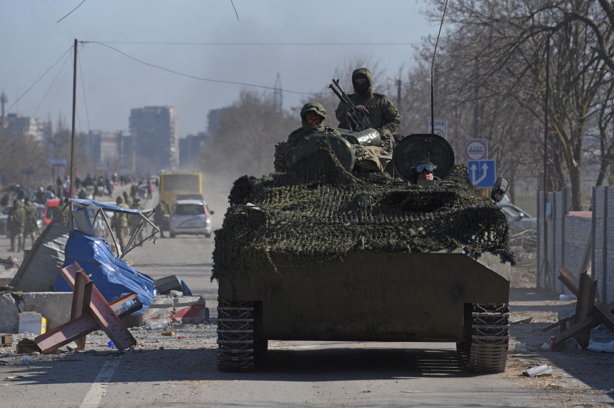 Спочатку окупанти воювали доволі безглуздо, потім додали масовані обстріли та авіаційні удари, а тепер зосереджуються на перевазі в "живій силі" / фото REUTERS Спочатку окупанти воювали доволі безглуздо, потім додали масовані обстріли та авіаційні удари, а тепер зосереджуються на перевазі в "живій силі" / фото REUTERS