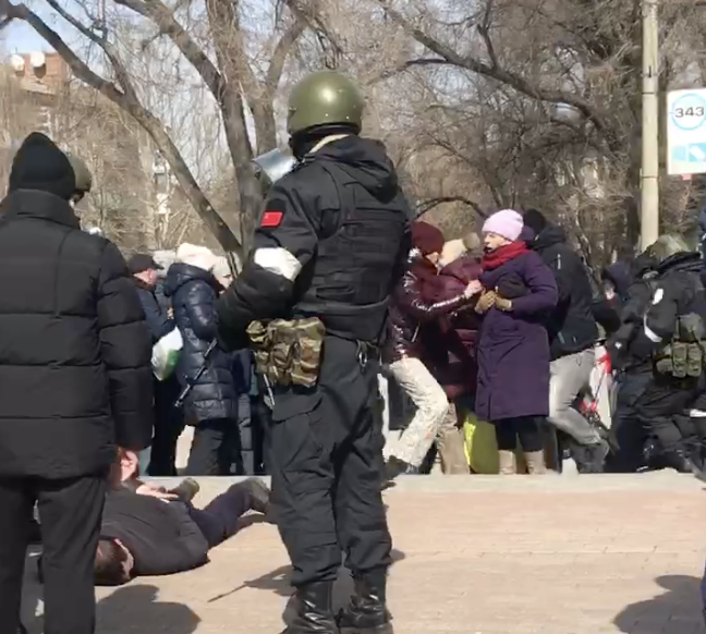 Люди протестуют против оккупации / скриншот Люди протестуют против оккупации / скриншот