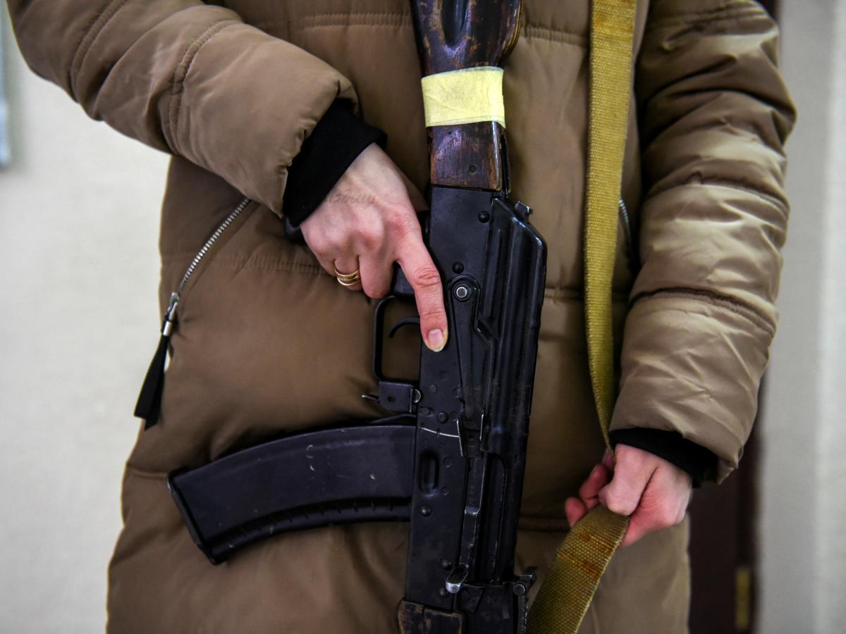 З початку війни роздані десятки тисяч одиниць зброї у великих містах / фото REUTERS З початку війни роздані десятки тисяч одиниць зброї у великих містах / фото REUTERS