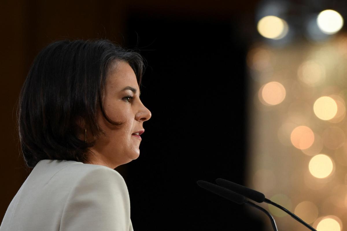 Глава МЗС Бербок заявила, що РФ - єдина країна, відповідальна за підрив дамби в Новій Каховці / фото REUTERS