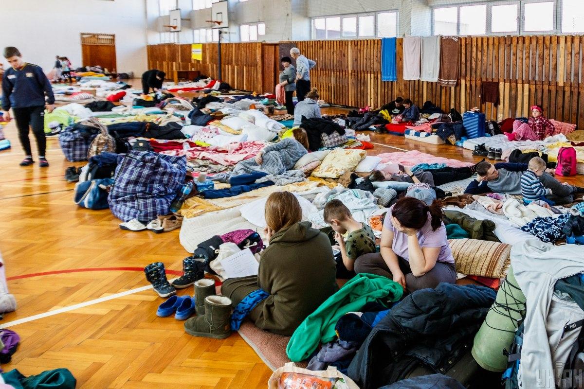 Лазебна зазначила, що допомогу отримають переселенці, які проживають в зоні боїв / фото УНІАН, Янош Немеш