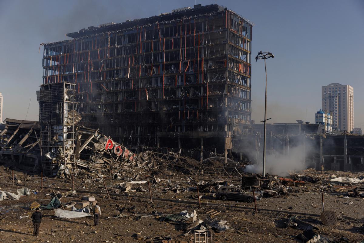 Последствия вражеских обстрелов Киева / фото REUTERS