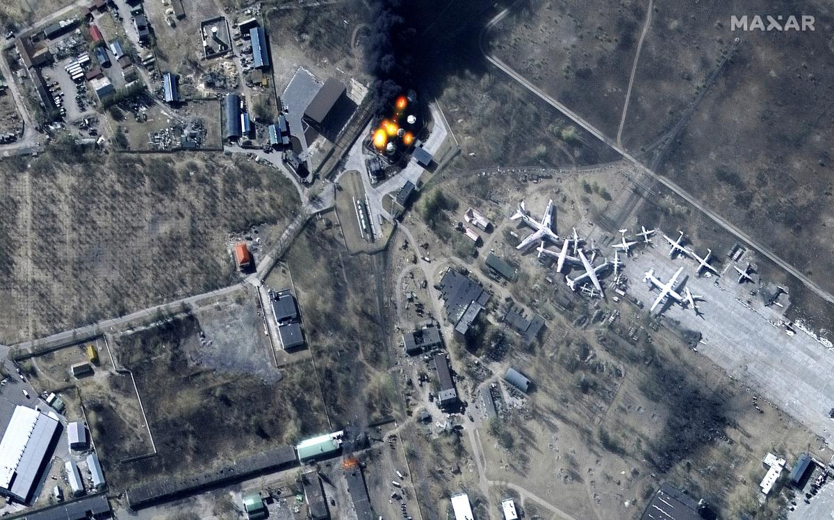 Уничтожен аэродром в Гостомеле / фото Maxar Technologies via REUTERS