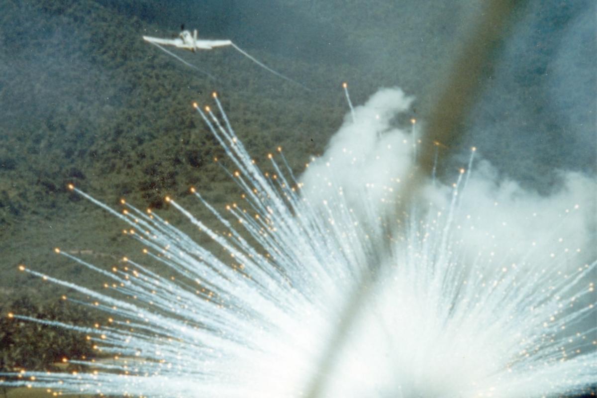 Фосфор является невоспламеняющейся жидкостью, которая начинает гореть при первом же контакте с воздухом / фото National Museum of the U.S. Air Force