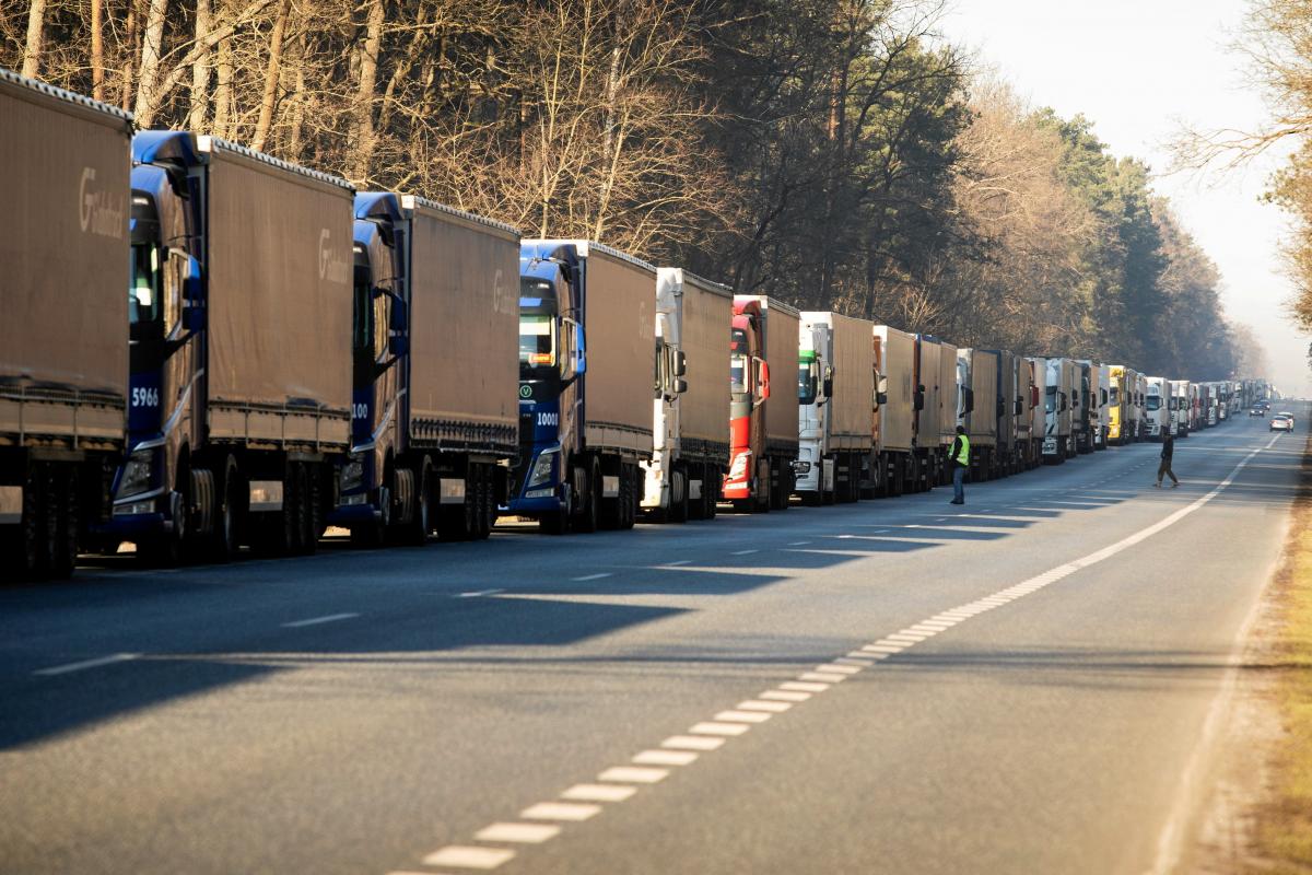 У чергах на українсько-польському кордоні вже перебуває понад 2,5 тисячі вантажівок / фото REUTERS