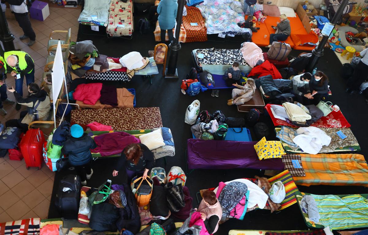 Допомога виплачується в розмірі 2 220 гривень на кожного члена сім'ї щомісяця протягом трьох місяців / фото REUTERS