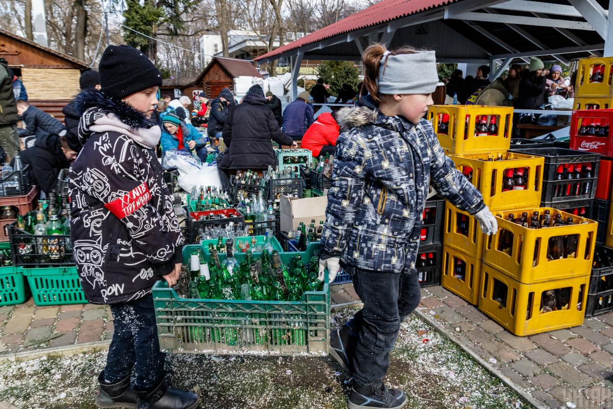 Волонтери готують коктейлі Молотова в одному з місцевих парків в Ужгороді