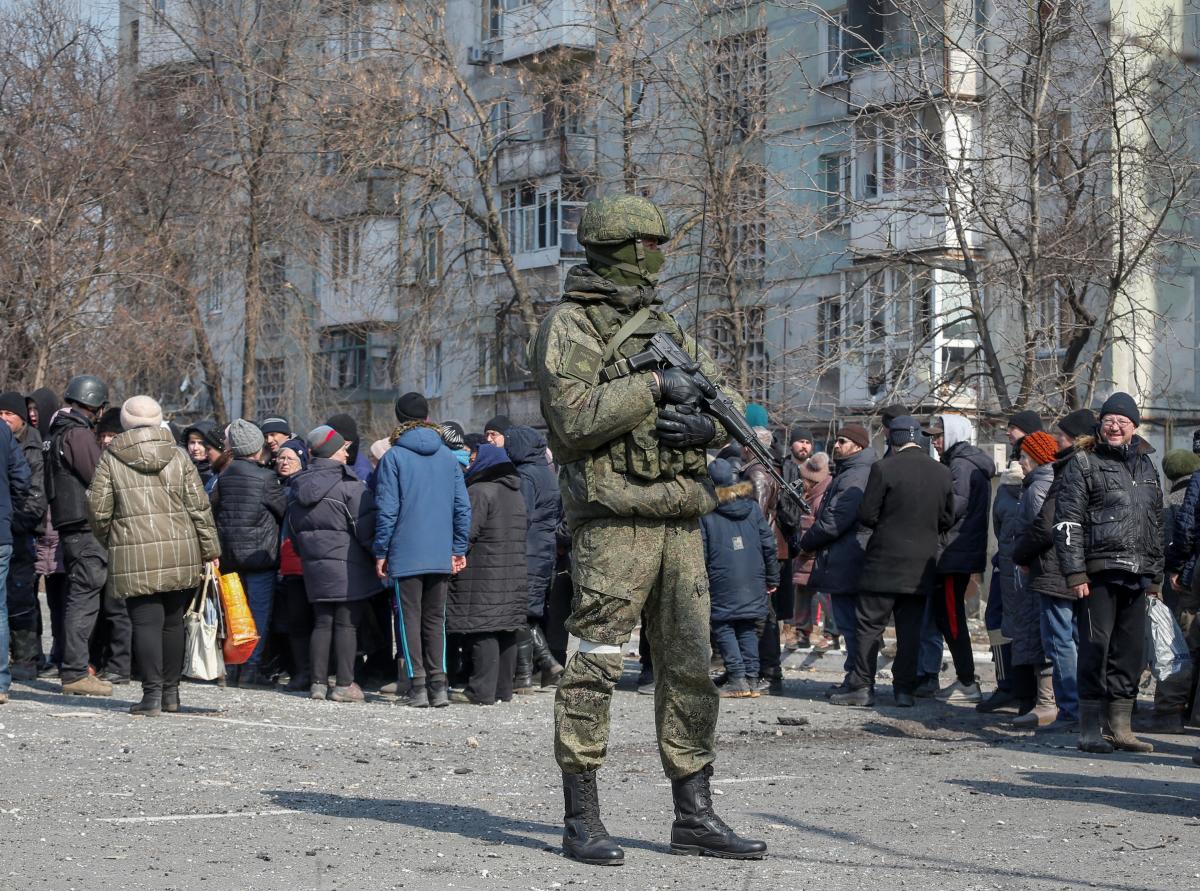 Россия насильно перемещает украинских граждан с временно оккупированных территорий Украины / фото REUTERS
