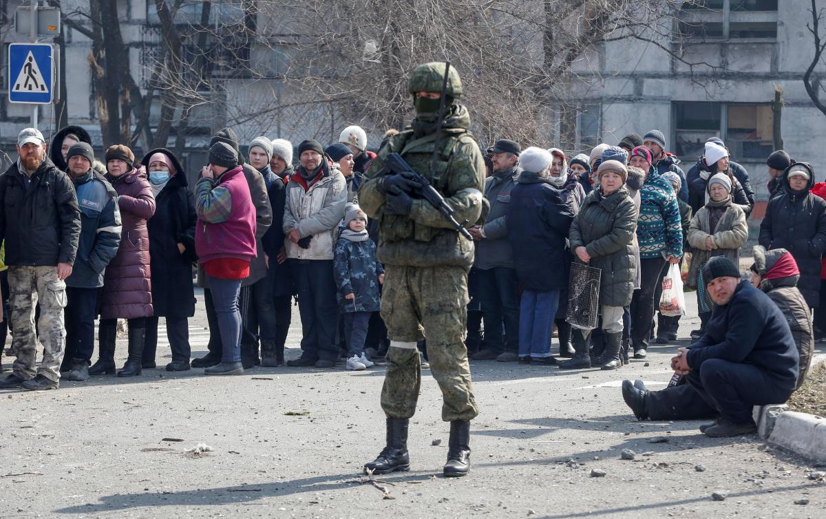Окупанти насильно вивозять тисячі маріупольців Росії / фото REUTERS