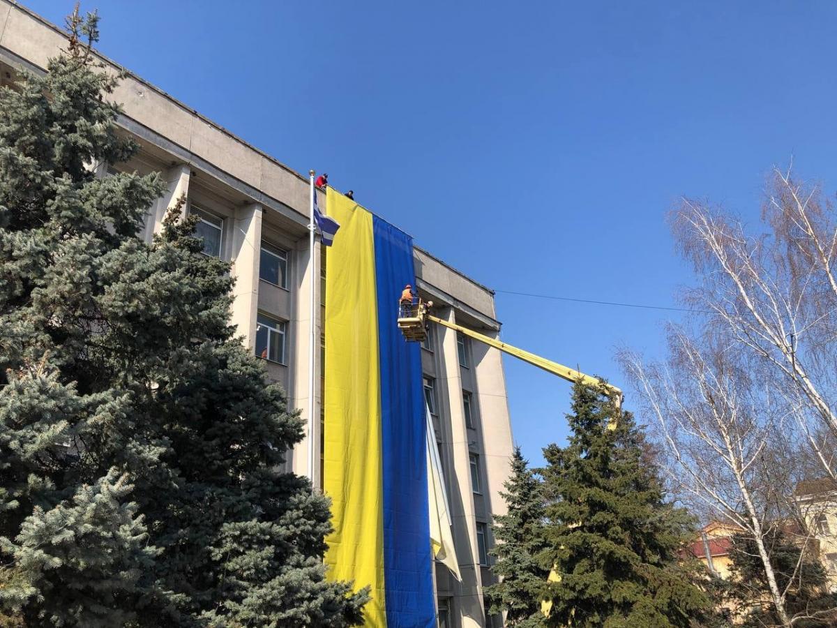 Херсонці вивісили український прапор / Фото з Фейсбуку Ігоря Колихаєва Херсонці вивісили український прапор / Фото з Фейсбуку Ігоря Колихаєва