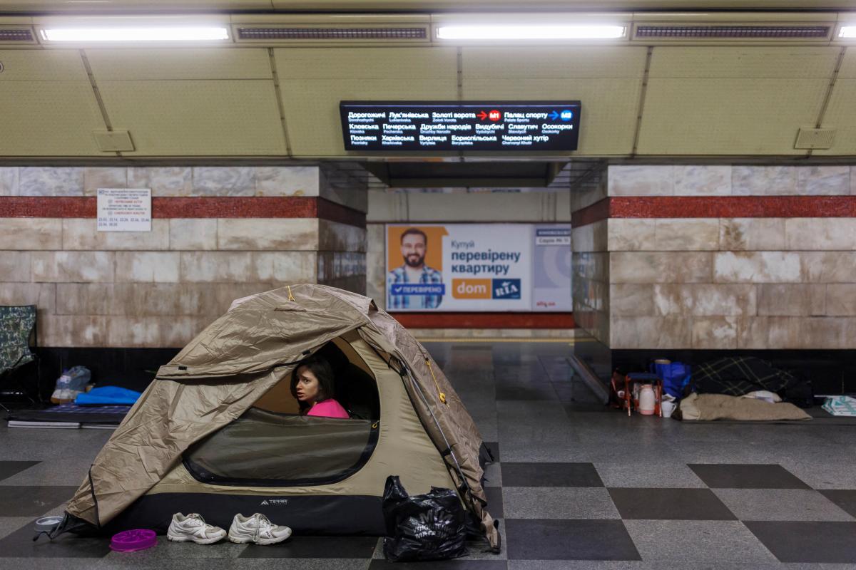 Чимало киян жило на станціях метро на початку повномасштабної війни / REUTERS