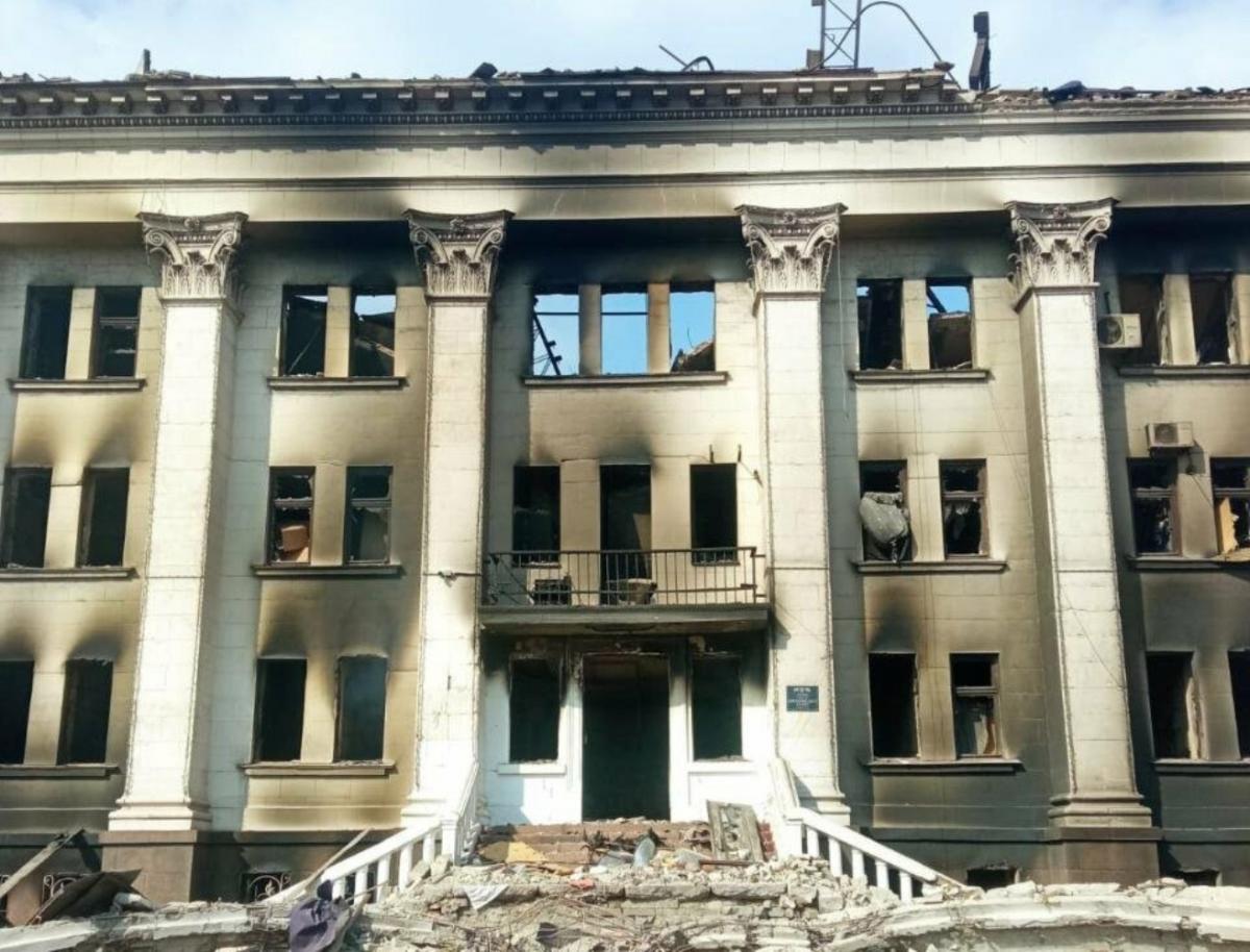 Российские оккупанты 16 марта сбросили бомбу на театр в Мариуполе / фото azov.org.ua