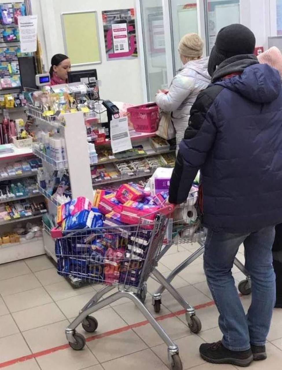 Россияне скупили прокладки и продают в разы дороже / соцсети