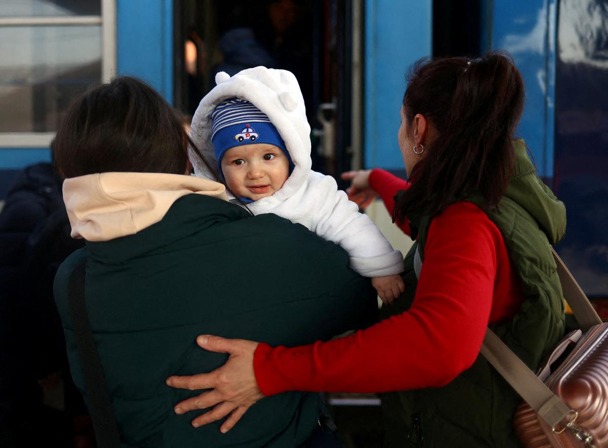 На Хмельнитчину прибыл первый поезд с эвакуированными херсонцами / фото REUTERS
