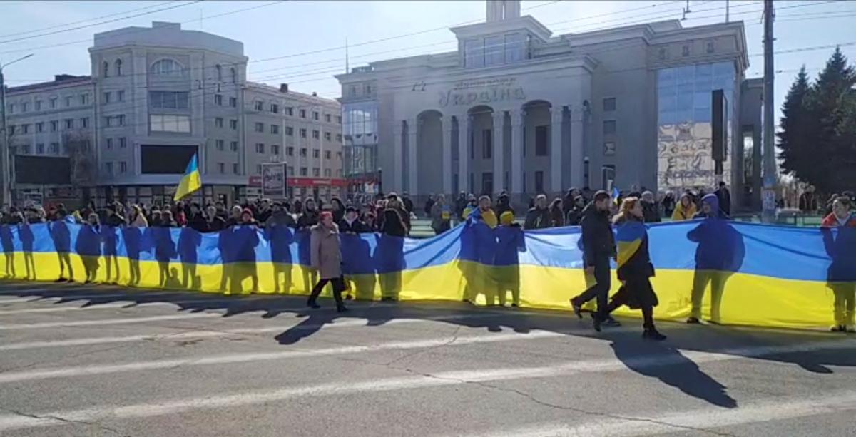 Херсонцы вышли на митинг против российской оккупации / фото REUTERS