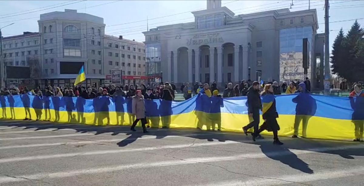 Оккупированный Херсон остался без мобильной связи/ фото REUTERS Оккупированный Херсон остался без мобильной связи/ фото REUTERS