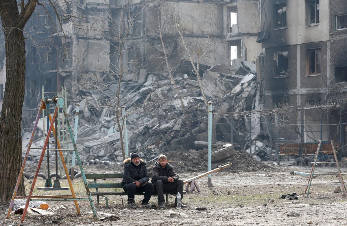 В разрушенном Мариуполе остаются люди / фото REUTERS
