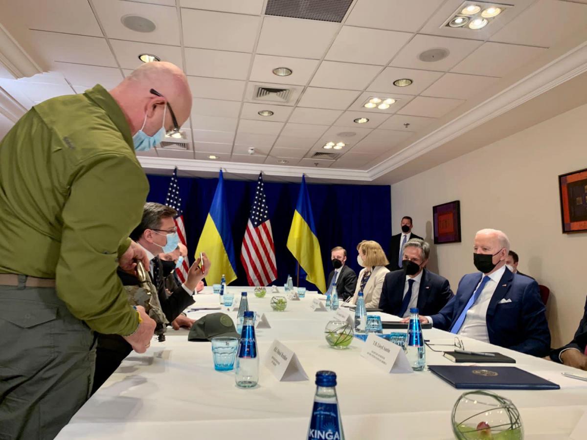 Кулеба и Резников передали Байдену обломки ракеты РФ, которая попала в Яворовський полигон Кулеба и Резников передали Байдену обломки ракеты РФ, которая попала в Яворовський полигон