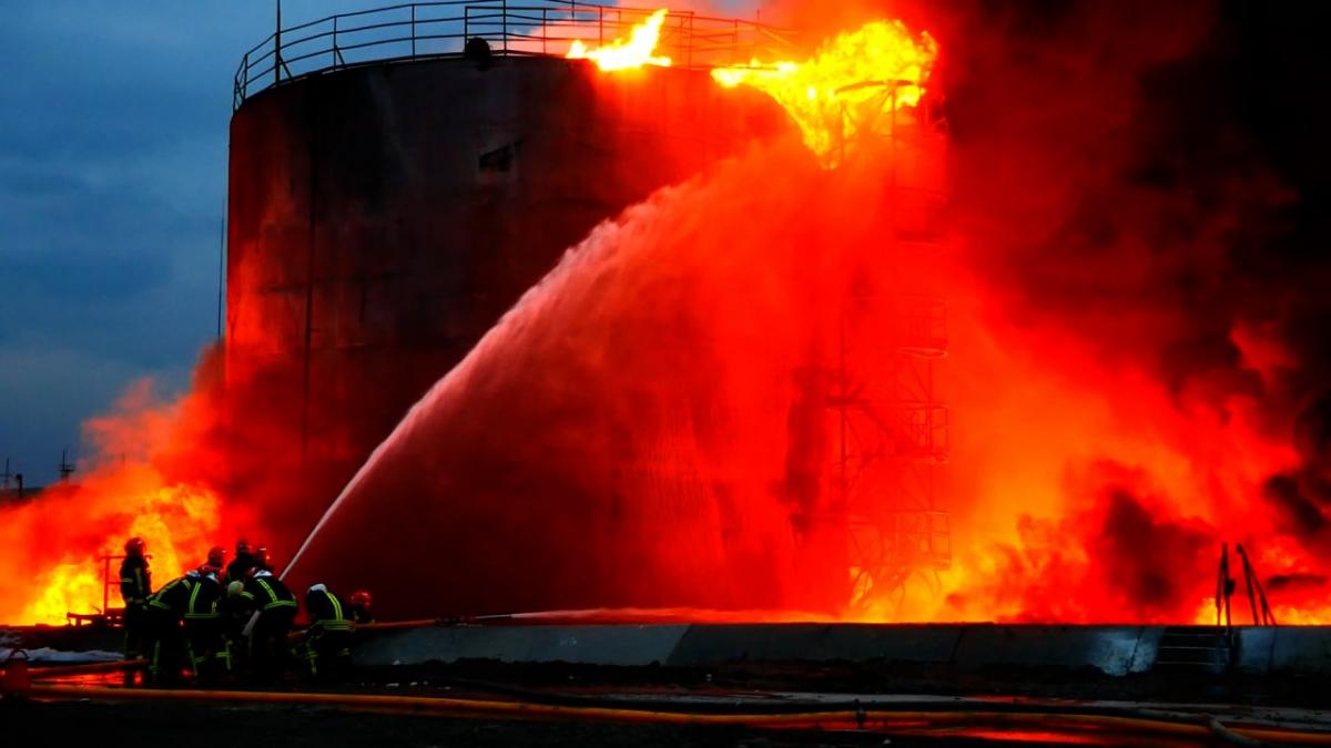 Обстрелы Львова: масштабный пожар на нефтебазе ликвидирован / фото ГСЧС