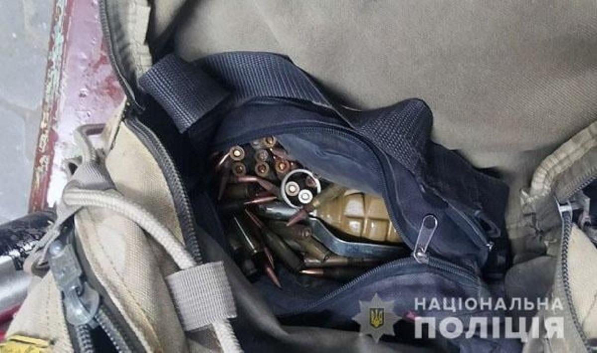 У уроженца Житомирщины обнаружили гранату Ф-1, запал к ней и 76 патронов к автомату / фото Национальной полиции У уроженца Житомирщины обнаружили гранату Ф-1, запал к ней и 76 патронов к автомату / фото Национальной полиции