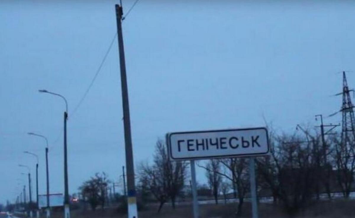 Жители оккупированного Геническа подожгли военкомат с рашистами / скрин видео Жители оккупированного Геническа подожгли военкомат с рашистами / скрин видео