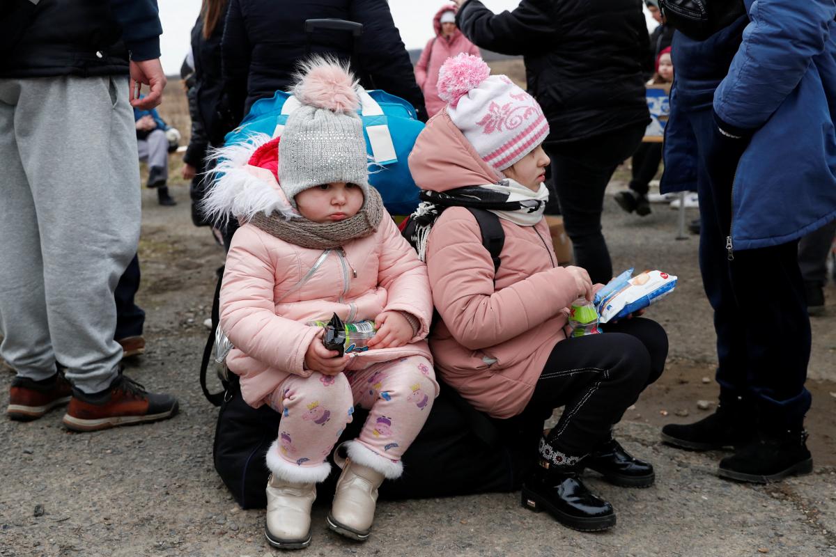 Украинцам советуют отслеживать официальную информацию и ждать разрешения вернуться от властей / фото REUTERS