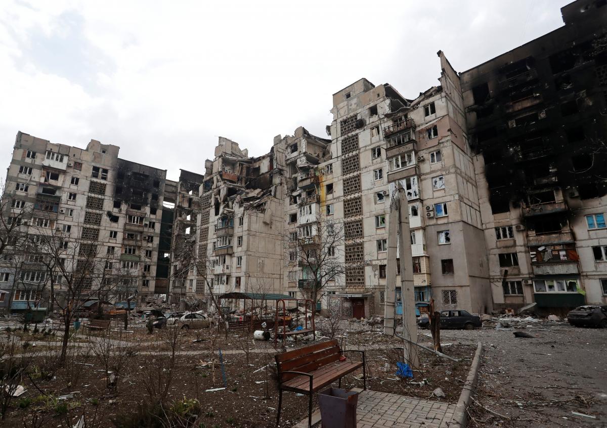 Последствия российских бомбардировок в Мариуполе / фото REUTERS