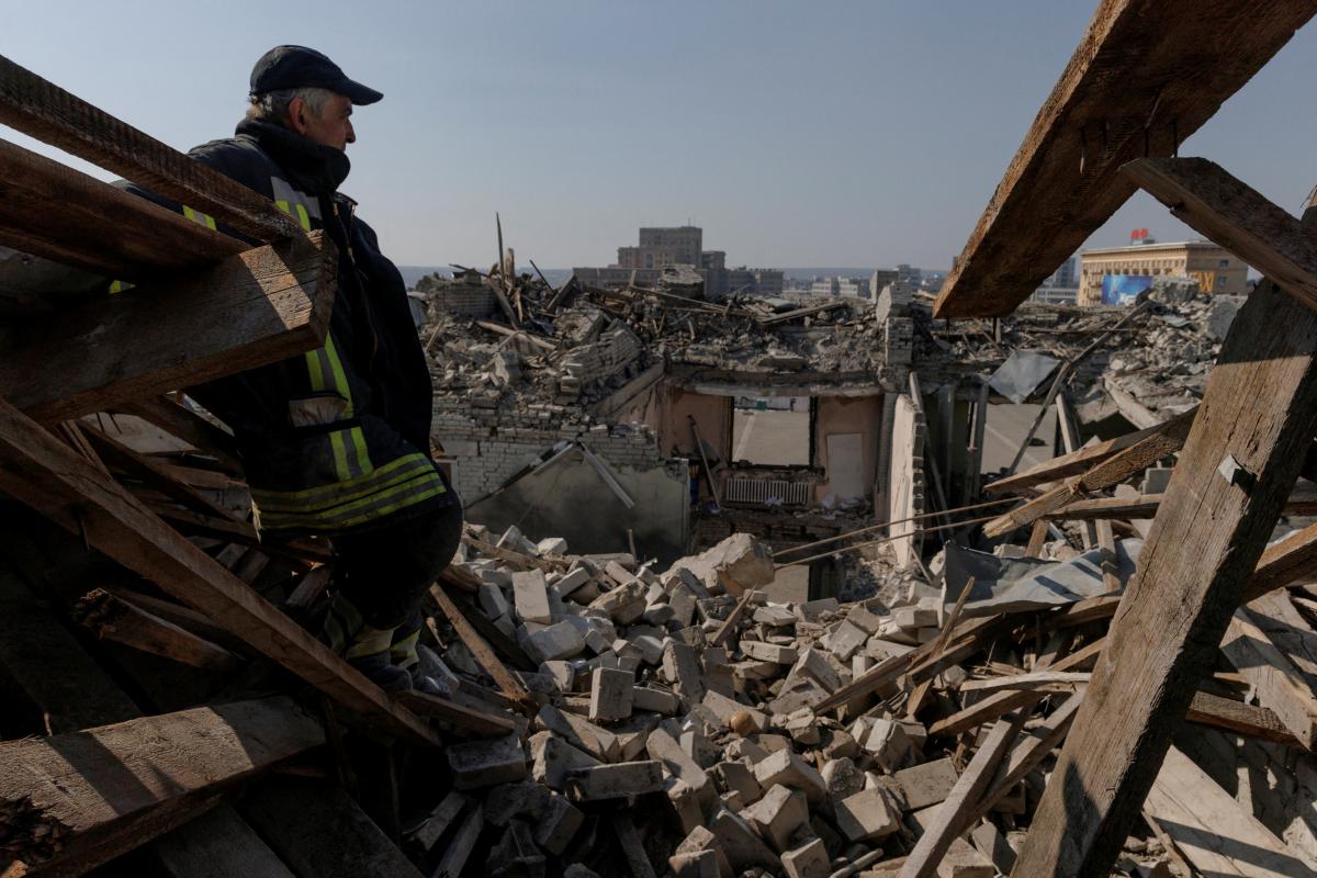 В Харькове после бомбардировок разбирают завалы / фото REUTERS