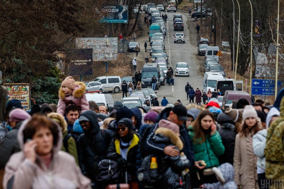 Беженцы из Украины на границе со Словакией / фото УНИАН