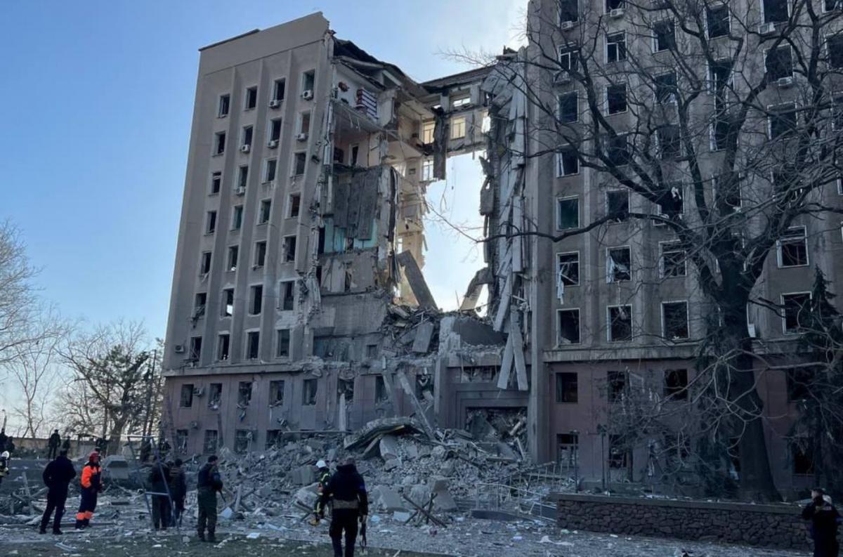 Окупанти розбомбили будівлю ОВА в Миколаєві / фото t.me/mykolaivskaODA