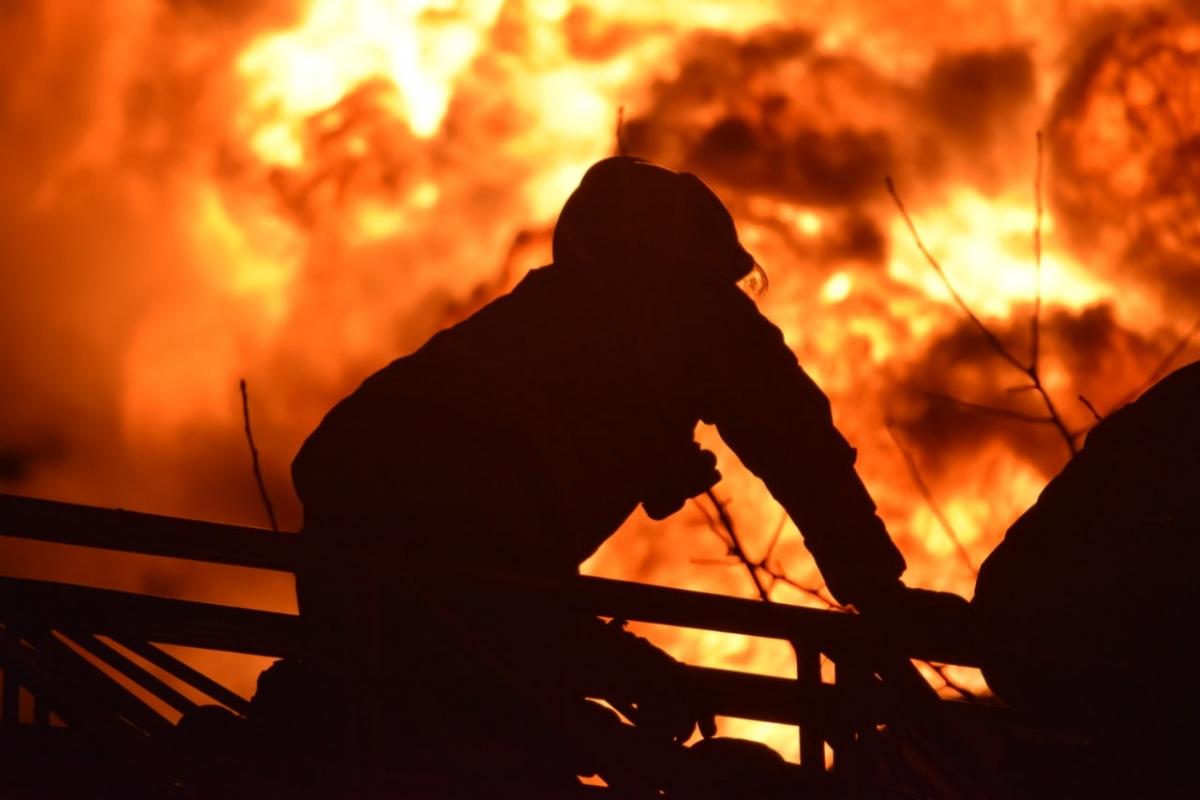 В Лисичанске россияне обстреляли шахту, произошел пожар / фото ГСЧС