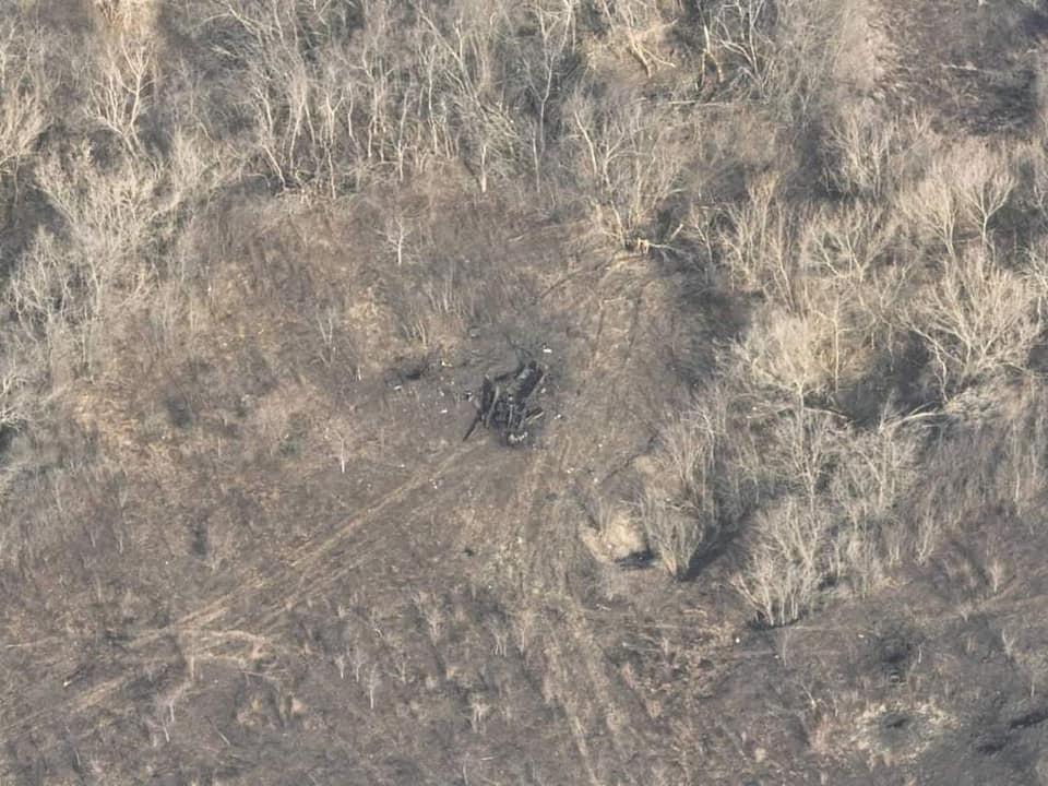 Українські воїни розбили колону техніки окупантів (фото) Українські воїни розбили колону техніки окупантів (фото)