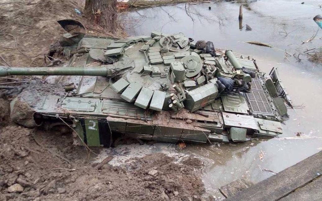 На Сумщині з дна річки підняли російський танк / фото t.me/GeneralStaffZSU На Сумщині з дна річки підняли російський танк / фото t.me/GeneralStaffZSU