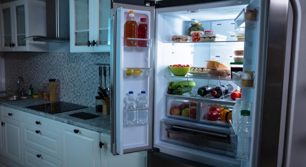 Как избавиться от неприятного запаха из холодильника