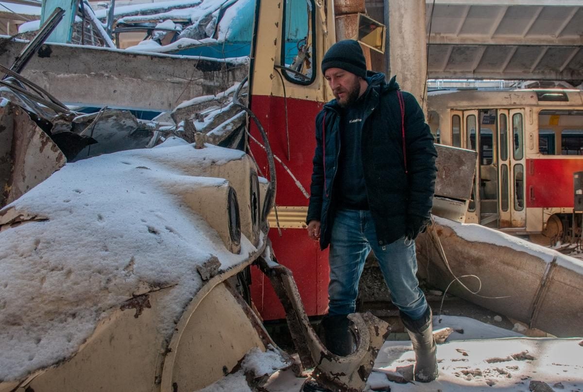 Foto Invadatorii au bombardat depozitul de tramvaie din Harkov pe 12 martie 2022