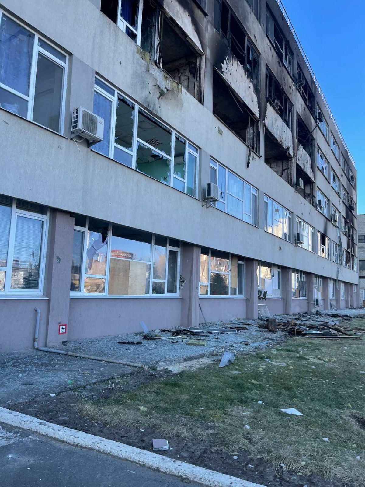 Фото Разрушенный учебный центр Запорожской АЭС 16 марта 2022