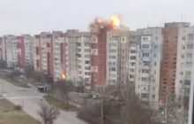 У Херсоні ворожі снаряди потрапили у два дев’ятиповерхові житлові будинки (відео)